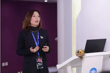 柯尼卡美能达市场部部长凌芸女士向媒体嘉宾介绍品牌策略-科颐办公