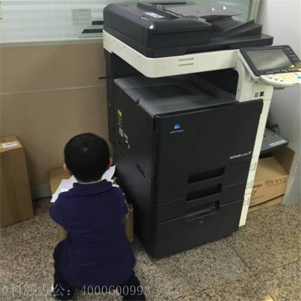我们家小小帅在操作着柯尼卡美能达复印机的样子-科颐办公