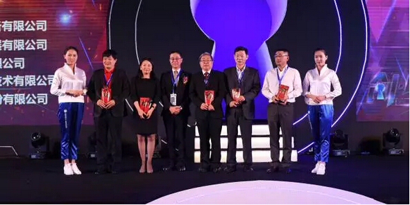 炭谷忠彦董事长（左四）颁发“年度特别贡献奖”-科颐办公分享