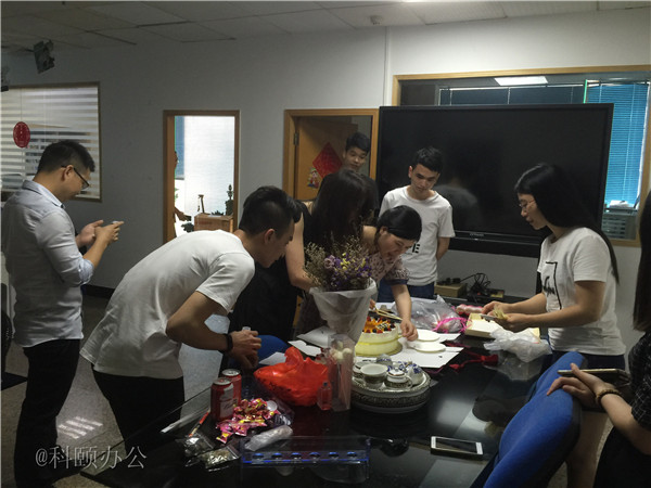柯尼卡美能达复印机代理商--科颐之家家人一起分享美味的蛋糕