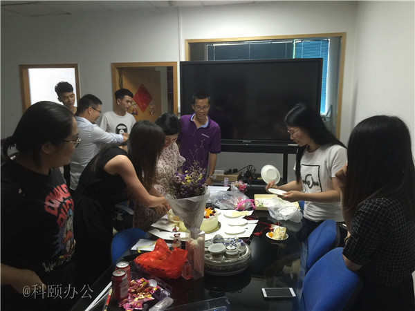 柯尼卡美能达复印机代理商--科颐之家家人一起分享美味的蛋糕