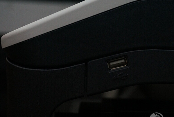 屏幕操作面板侧面设计了USB接口-科颐办公